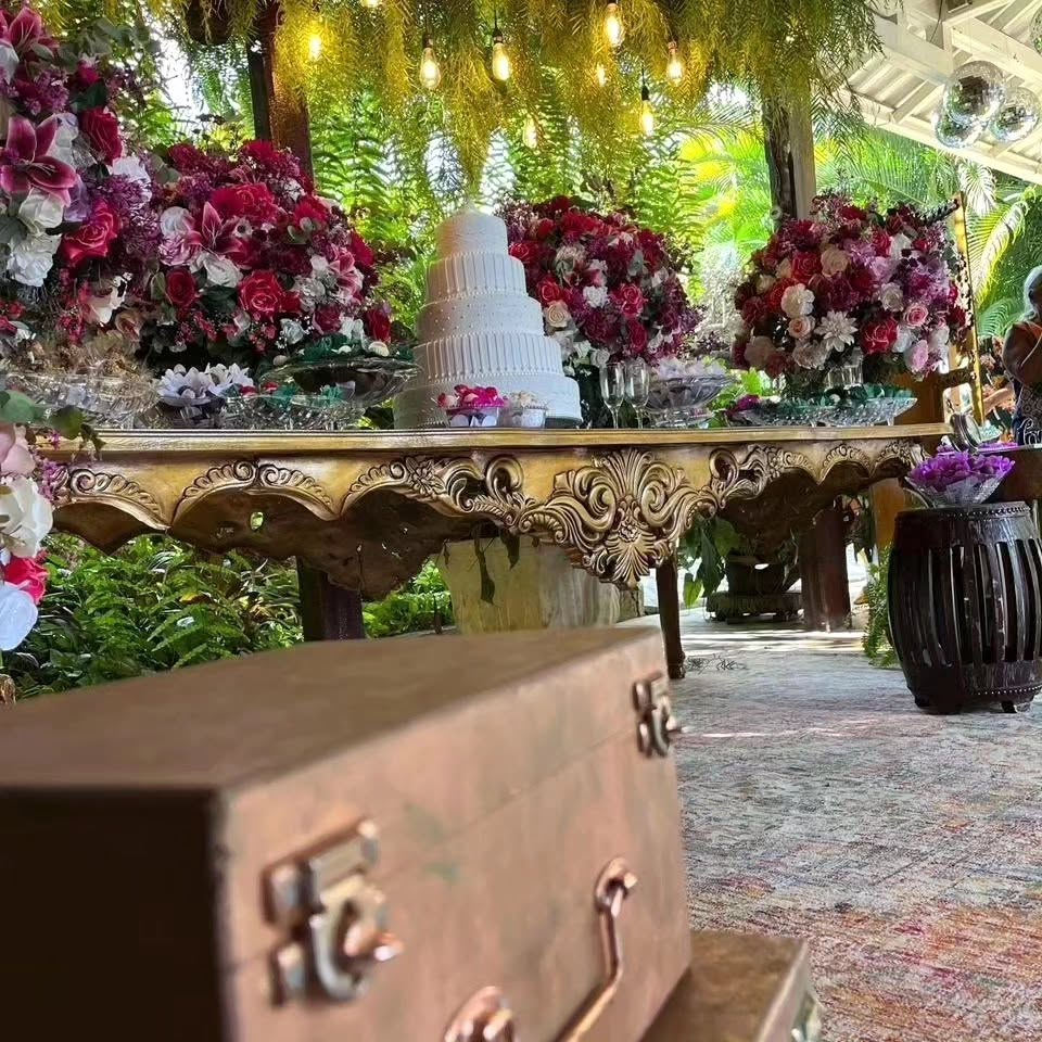 Mesa de bolo e flores na recepção de casamento no Recanto do Guerreiro