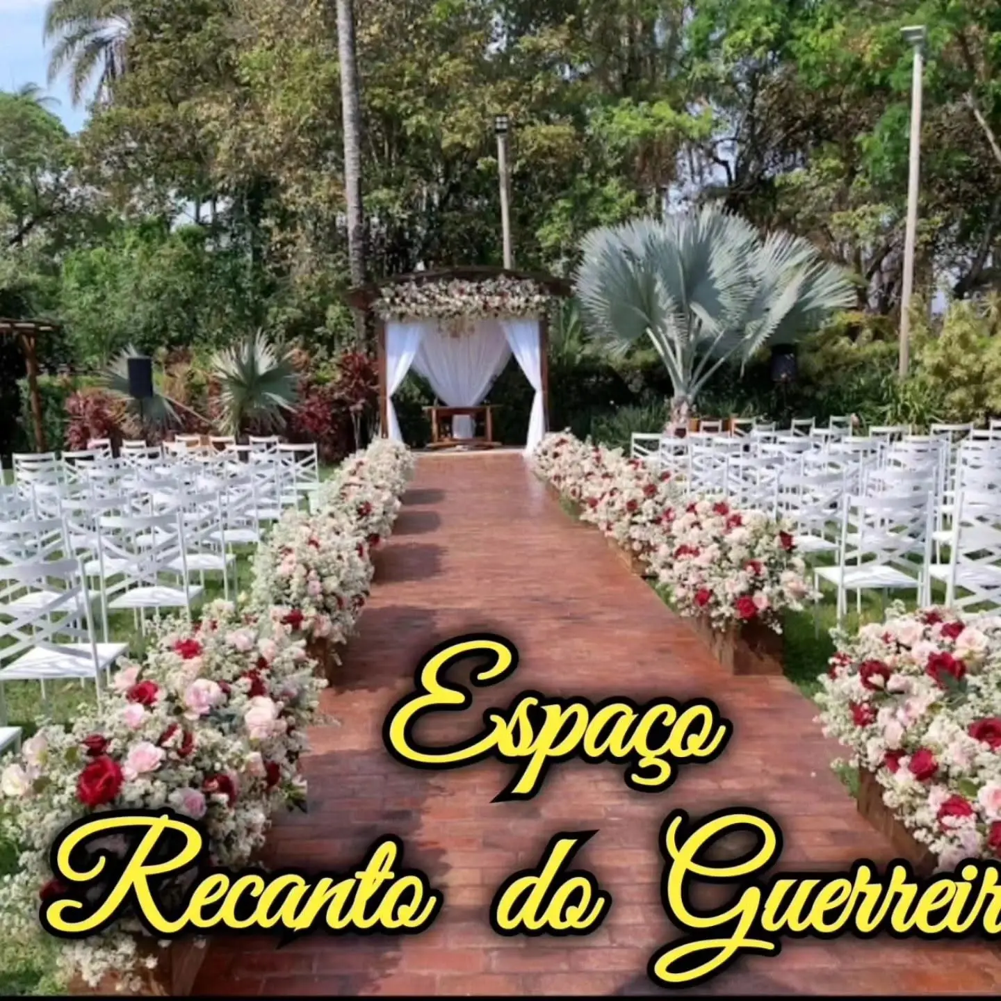 Cadeiras brancas e flores em cerimônia no jardim do Recanto do Guerreiro